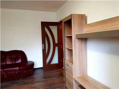 Chirie apartament cu 3 camere. zona Bistrita Lac. Mobilat.Parter