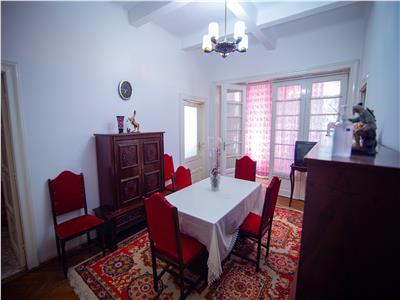 Apartament cu 5 camere la vila, curte proprie 342 mp si 2 garaje !