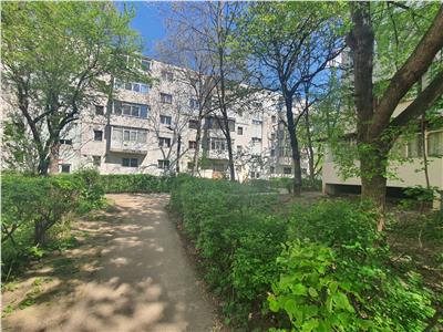 Apartament 3 camere decomandate de vanzare str. Republicii parter